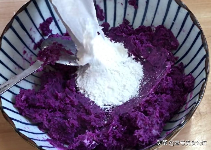 在家教你做好吃的紫薯饼，烹饪简单，甜香营养，不错的居家美味