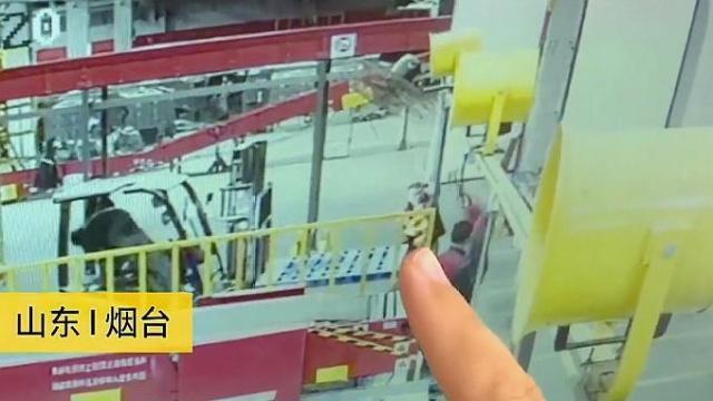 山东烟台一叉车司机开车与同事嬉闹，误踩油门将卸货工人“插死”