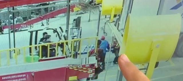 山东烟台一叉车司机开车与同事嬉闹，误踩油门将卸货工人“插死”