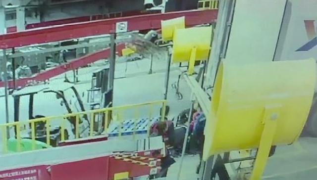 山东烟台一叉车司机开车与同事嬉闹，误踩油门将卸货工人“插死”