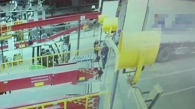 ​山东烟台一叉车司机开车与同事嬉闹，误踩油门将卸货工人“插死”