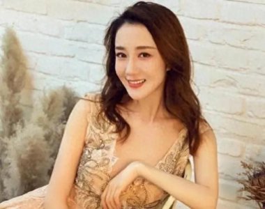 ​李依晓官宣恋情，甜蜜瞬间，爱意满满