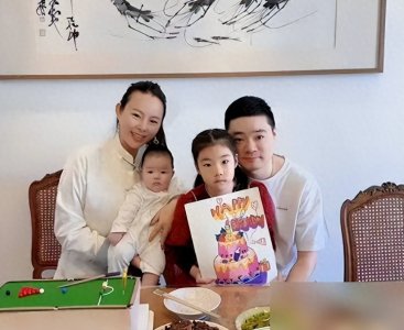 ​丁俊晖夺冠！妻子现身领奖，43岁仍风韵犹存，身份被曝不简单