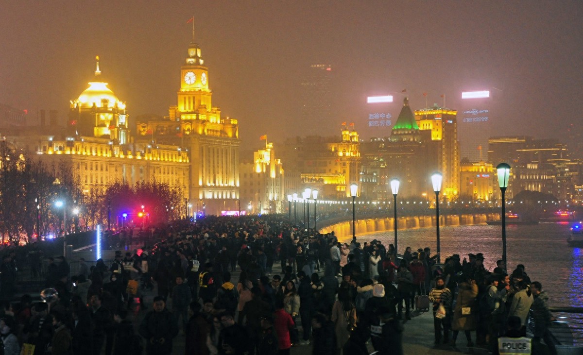 没有跨年活动的最冷跨年夜，上海外滩为何依然游客爆满？