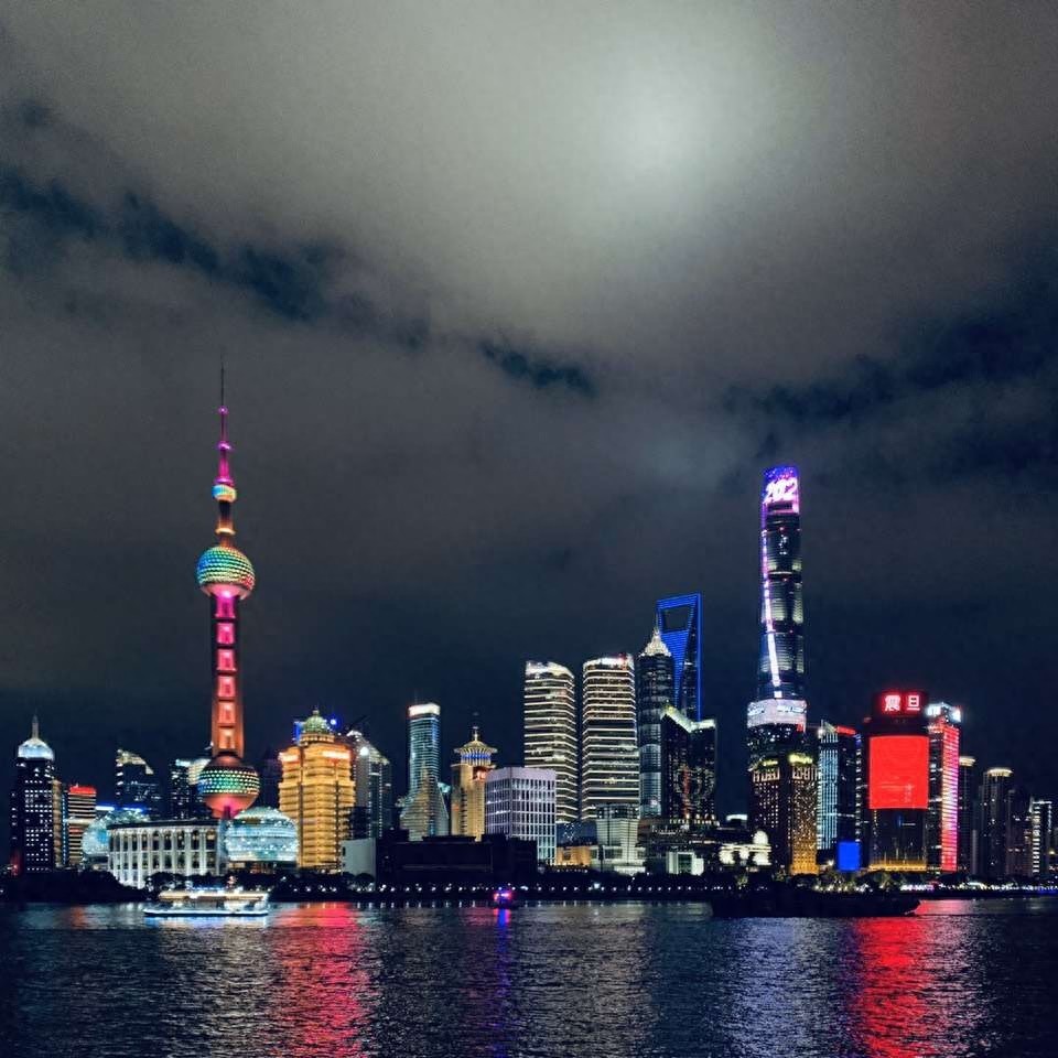 没有跨年活动的最冷跨年夜，上海外滩为何依然游客爆满？