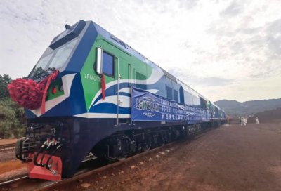 ​世界最大功率窄轨交流传动内燃机车上线，中国首次出口塞拉利昂