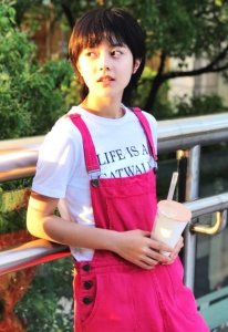 ​《流浪地球》里的韩朵朵，戏外打扮显气质成熟