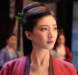 ​江疏影古装造型撞脸王丽坤，阿姨年纪演古装剧惹争议