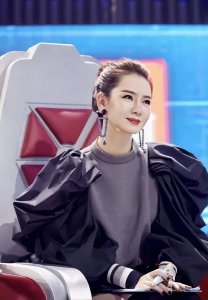 ​戚薇自爆：陪睡仅是低级潜规则，明星们接连爆料，撕开内娱耻辱布