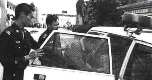 他是个死刑犯多次越狱,被判死刑时迷途知返,监狱中成为了发明家