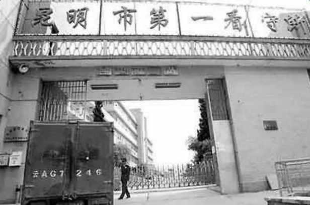 他是个死刑犯多次越狱,被判死刑时迷途知返,监狱中成为了发明家