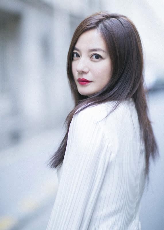 赵薇也换了个发型,梳了一个大背头,显成熟又英气十足!