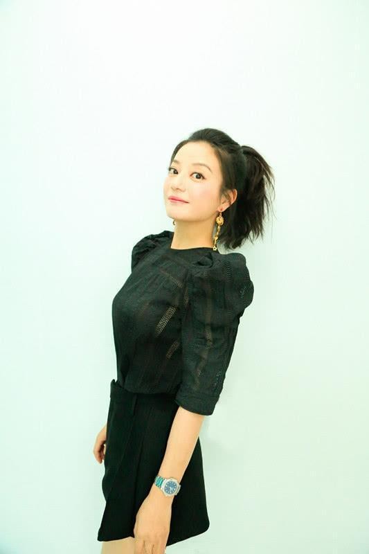 赵薇也换了个发型,梳了一个大背头,显成熟又英气十足!