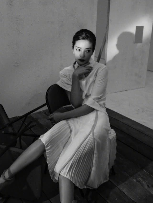 赵薇也换了个发型,梳了一个大背头,显成熟又英气十足!