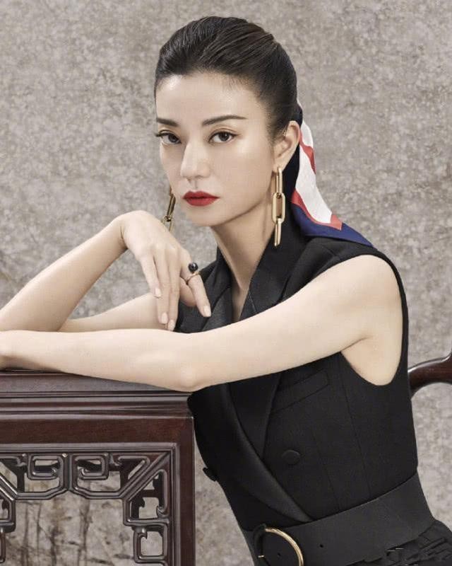 赵薇也换了个发型,梳了一个大背头,显成熟又英气十足!