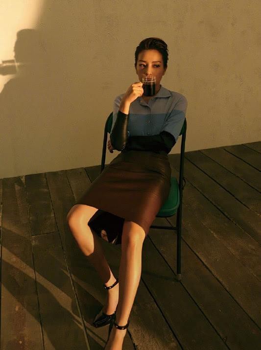 赵薇也换了个发型,梳了一个大背头,显成熟又英气十足!