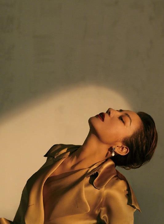 赵薇也换了个发型,梳了一个大背头,显成熟又英气十足!