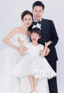 ​男子疑似出轨，妻子带女儿车内捉奸，开门后妻子和女儿呆愣住了！