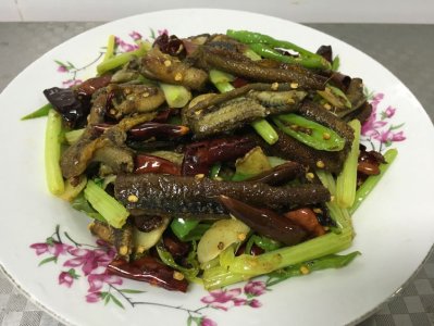 ​川菜大厨教你做地道川味干煸鳝鱼，椒麻嫩滑爽口，一大盘不够吃
