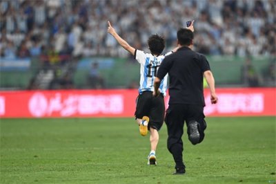 朝阳警方通报:冲入球场球迷18岁,已依法对其行政拘留