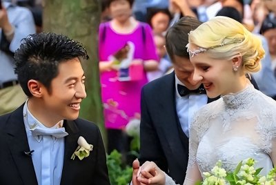 ​撒贝宁老婆近照曝光，36岁老态尽显，网友调侃：外国媳妇老得太快