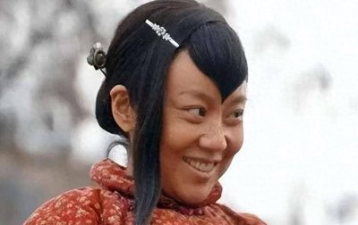 ​50岁闫妮舔上热搜！被骂20年“抛夫”真相曝光，离婚声明藏狠料