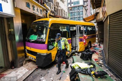 ​香港一辆校车冲上人行道 已致2死14伤