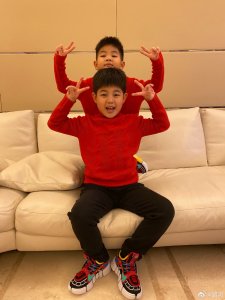 ​安吉小鱼儿穿同款红毛衣贺新年 兄弟搞怪自拍趣味十足