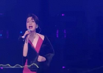 ​58岁毛阿敏近照瘦得厉害！戴头巾仿王菲造型，素面朝天皱纹爬满脸