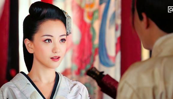 揭秘杨蓉真实身高, 真爱粉都不一定不知道, 这1张照片让人尴尬!