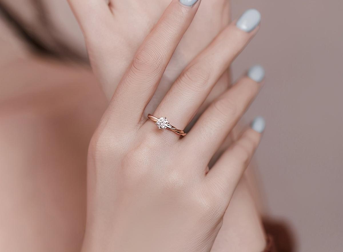 女生中指戴戒指代表什么(女中指戴戒指什么意思)