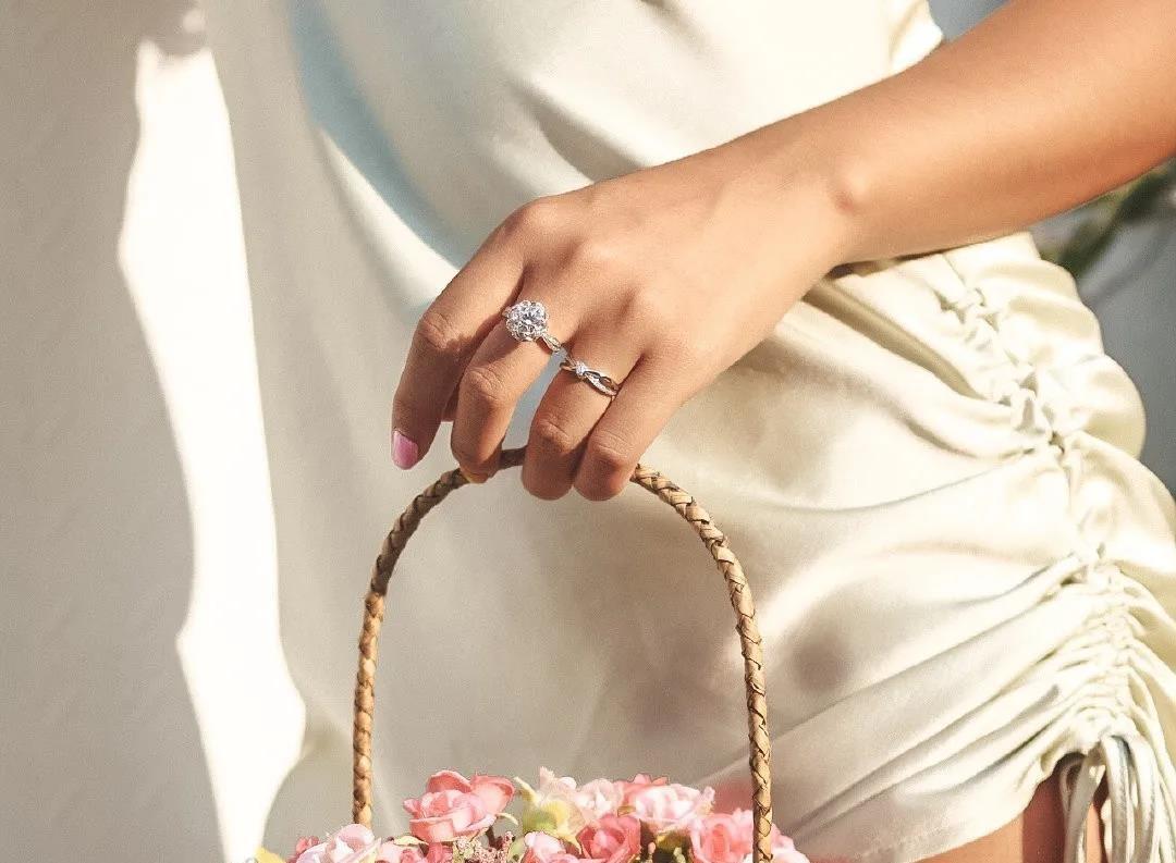 女生中指戴戒指代表什么(女中指戴戒指什么意思)