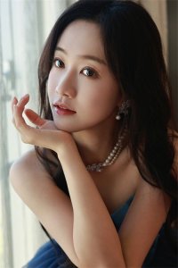 ​刘美含秋日写真分享格纹纱裙，清丽柔美