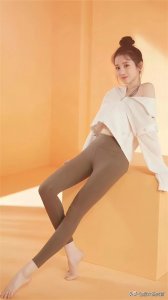 ​陈小纭裸足瑜伽服性感迷人写真大片