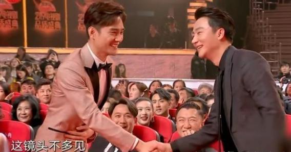 黄轩与王凯的世纪握手是啥梗，真是玉手与肉手的对比，红雷哥爆笑