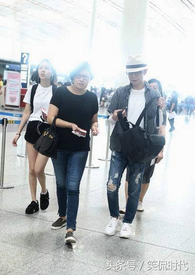 央视主持人李咏突然去世，和妻子哈文机场照成“绝唱”