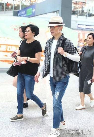 央视主持人李咏突然去世，和妻子哈文机场照成“绝唱”