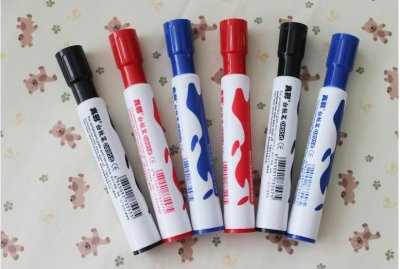 ​白板上的油性记号笔怎么擦掉（如何把白板上的油性记号笔迹去掉）