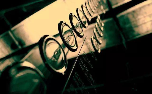 “教科书式”操作，8岁小朋友被困电梯，3招淡定自救