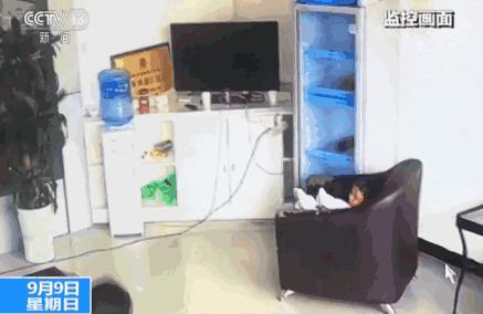 “教科书式”操作，8岁小朋友被困电梯，3招淡定自救