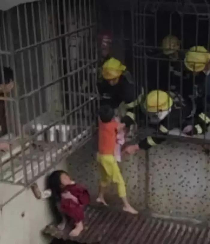 “教科书式”操作，8岁小朋友被困电梯，3招淡定自救