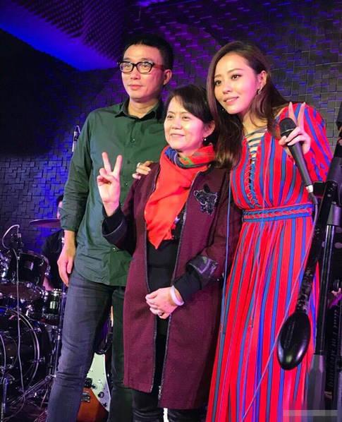 张靓颖和冯轲现状两个人离婚了吗？张靓颖身上挂环女人不能够卑微