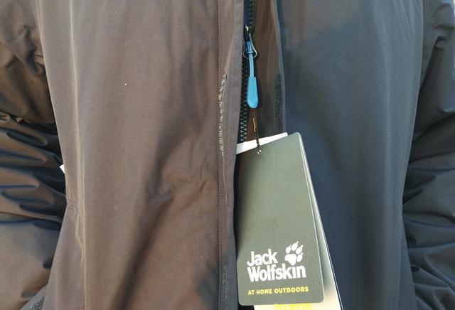 怎么鉴别狼爪冲锋衣真假（买过千的冲锋衣值吗）(9)