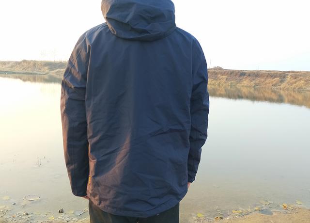 怎么鉴别狼爪冲锋衣真假（买过千的冲锋衣值吗）(8)