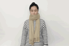 薄围巾的系法图解(保暖还好看的7种系围巾系法一定要学)(25)