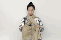 薄围巾的系法图解(保暖还好看的7种系围巾系法一定要学)(15)