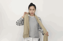 薄围巾的系法图解(保暖还好看的7种系围巾系法一定要学)(28)