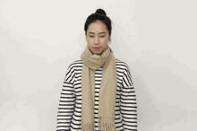 薄围巾的系法图解(保暖还好看的7种系围巾系法一定要学)(19)