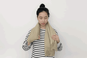 薄围巾的系法图解(保暖还好看的7种系围巾系法一定要学)(9)