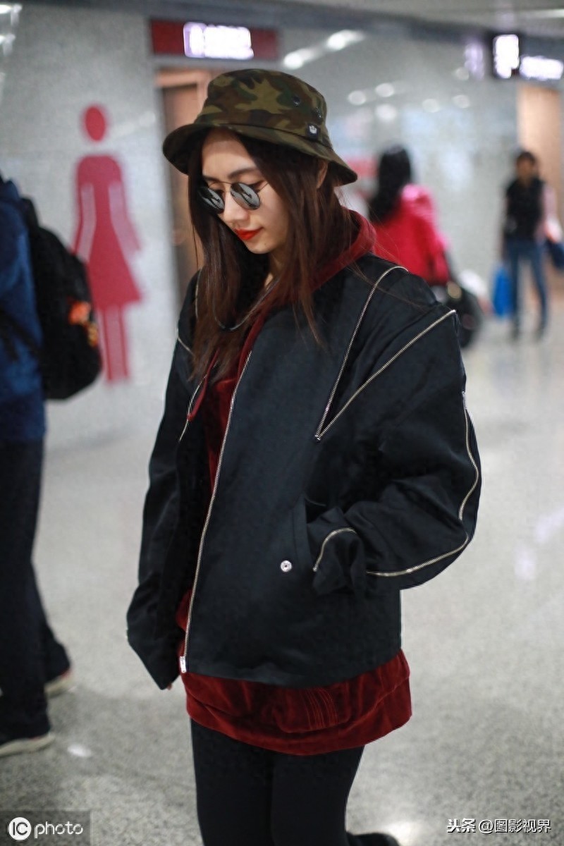 女歌手刘惜君现身机场,穿牛仔装墨镜遮面,涂红唇更显娇俏